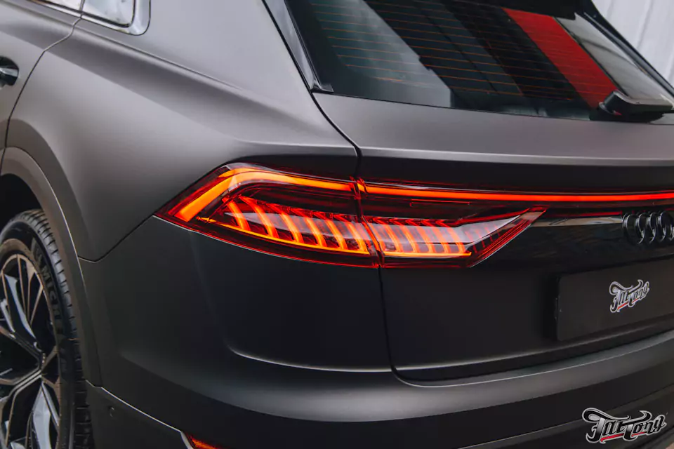 Оклеили Audi Q8 серым матовым полиуретаном, установили усиленные тормозные диски и колодки, окрасили суппорта, сделали антихром, произвели комплекс детейлинг-услуг